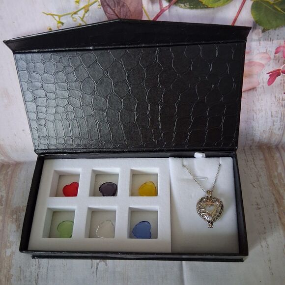 Silver Tone Heart Shaped Locket w/ 6 Interchangeable Center Hearts Stone Colors - Picture 6 of 7